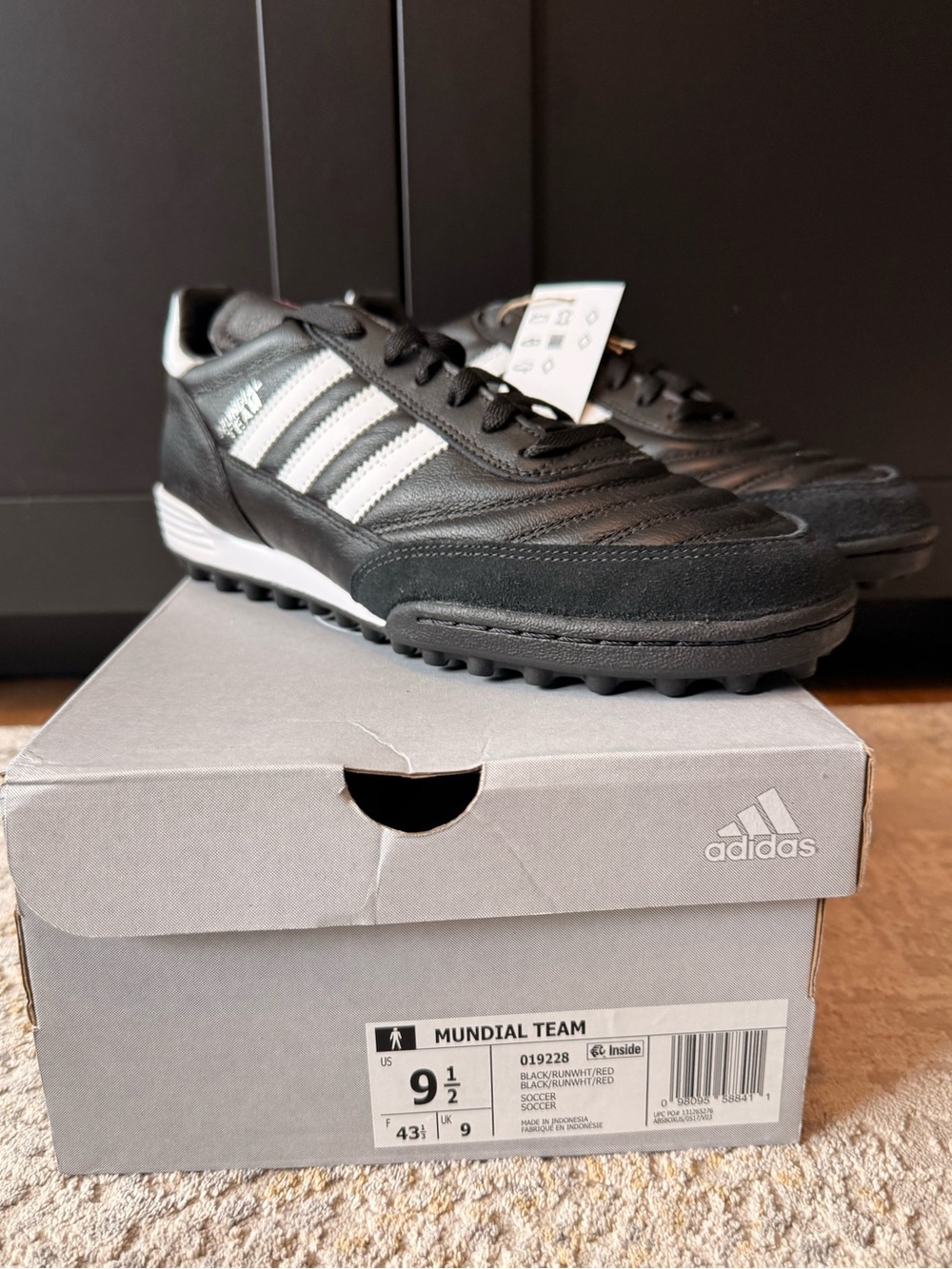 adidas Men’s Mundial Team Black/White Soccer Shoes - Men’s 9.5